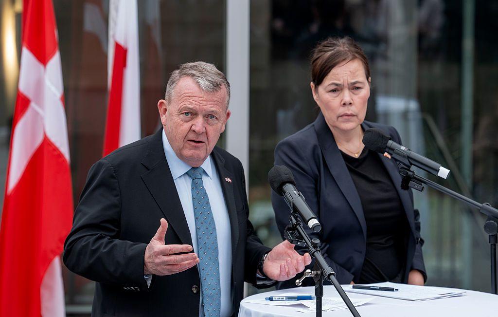 Los ministros de Relaciones Exteriores de Dinamarca, Lars Lokke Rasmussen (izq.), y de Groenlandia, Vivian Motzfeldt, en rueda de prensa durante su visita a Washington