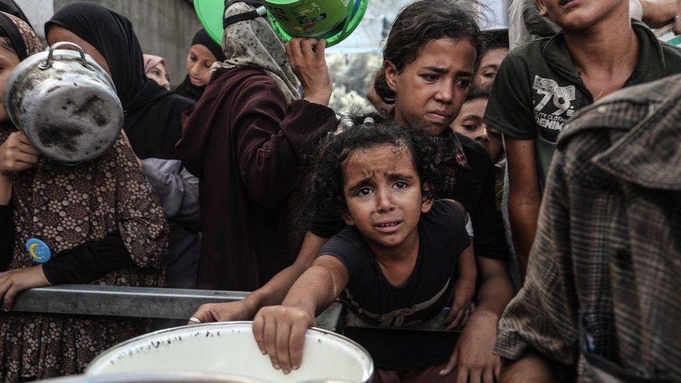 Niños luchando por obtener un plato de comida en Deir al Balah, Gaza, el 24 de setiembre de 2025.