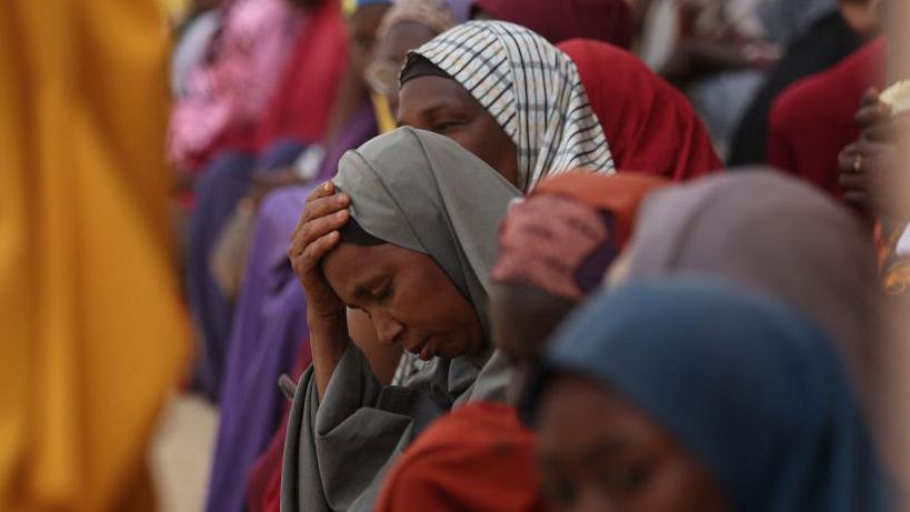 Mujeres desplazadas por la violencia se refugian en la mezquita de Medina en Mangu el 2 de febrero de 2024, tras semanas de violencia y disturbios intercomunitarios en el estado de Plateau.