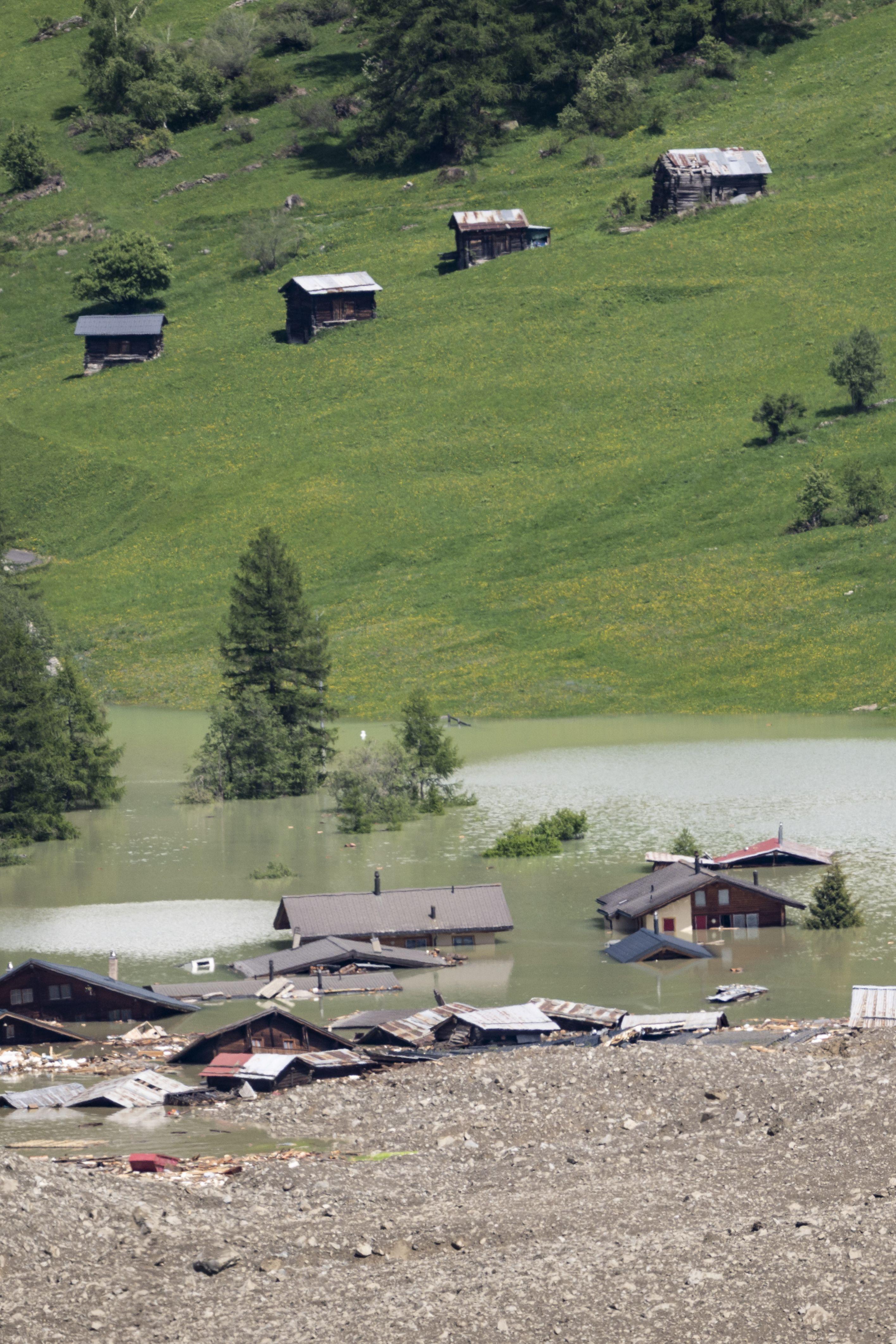 Una imagen captada el 29 de mayo de 2025, un día después de una avalancha masiva, provocada por el colapso del glaciar Birch, muestra la formación del lago contra la masa de lodo que cubría el pueblo de Blatten, Suiza.
