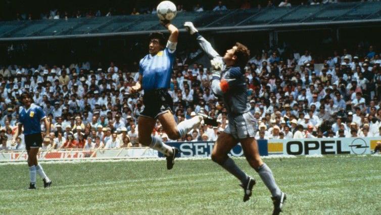 مارادونا في مباراة بلاده ضد إنجلترا بربع نهائي كأس العالم نسخة 1986