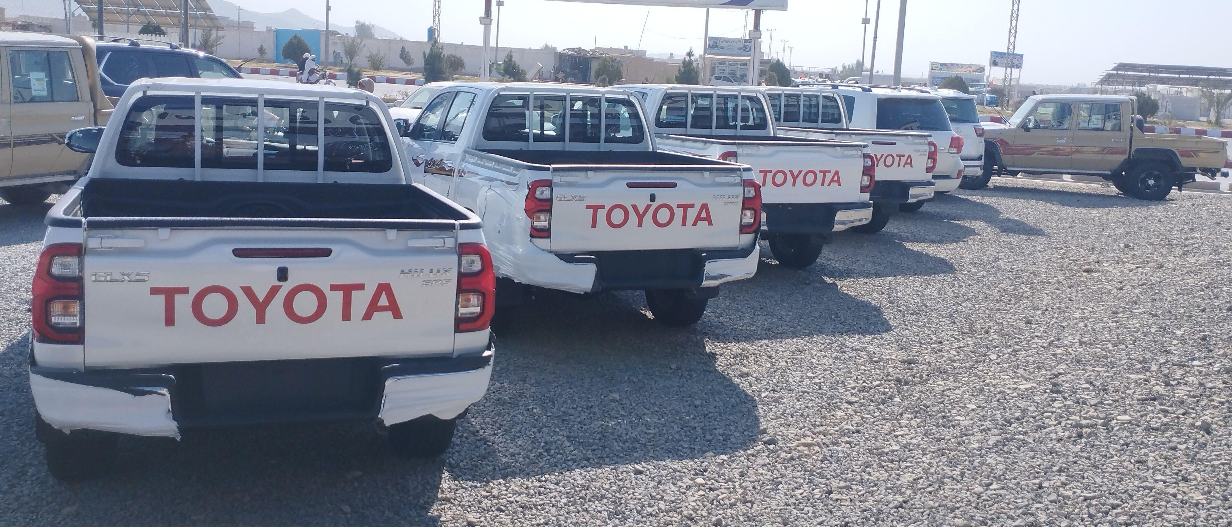 قندھار میں کار ڈیلرشپ پر ٹویوٹا کاروں کی قطار