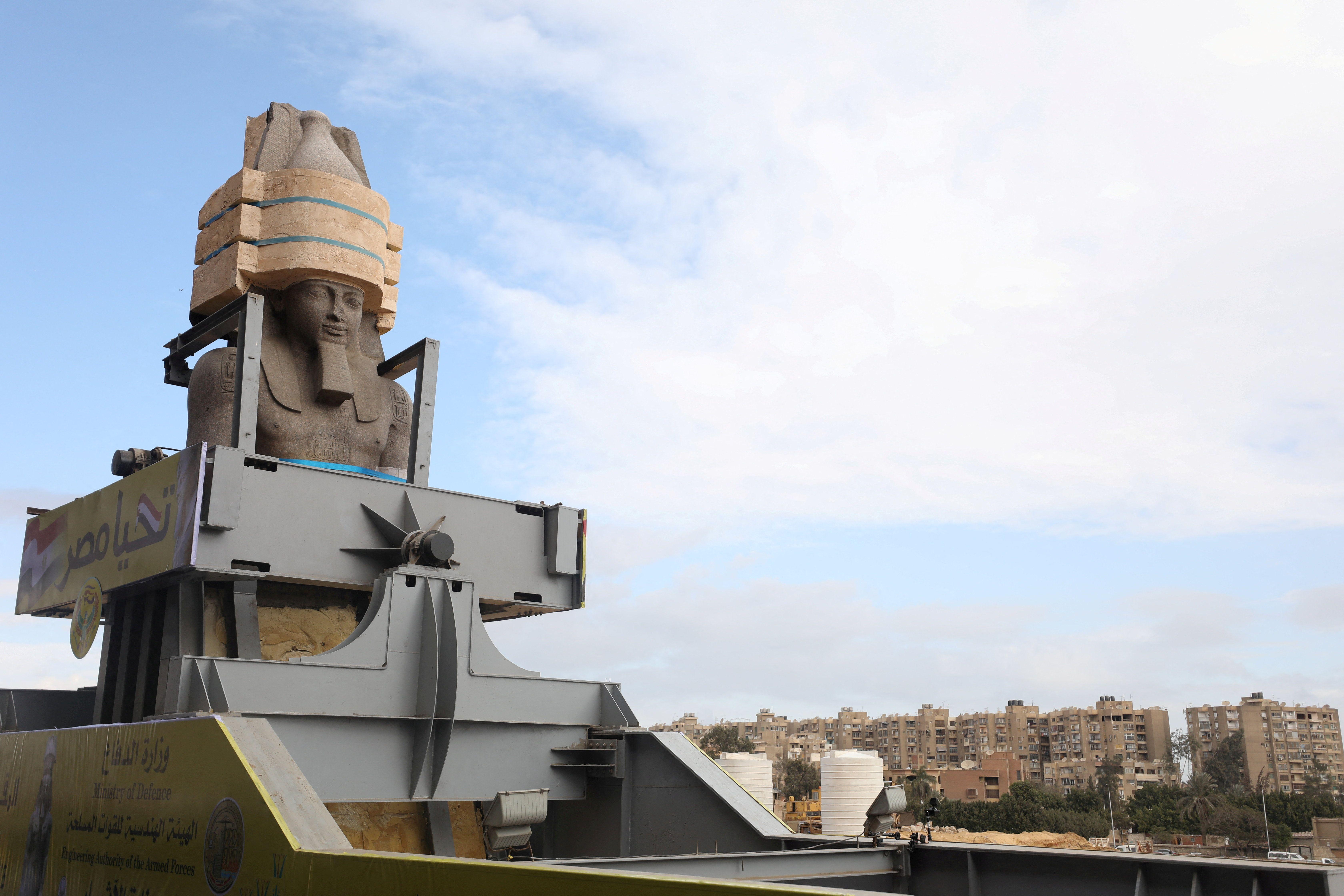 Una estatua de Ramsés el Grande, debidamente resguardada, desfila por las calles de El Cairo el 25 de enero de 2018, para celebrar su nueva ubicación en el Gran Museo Egipcio.