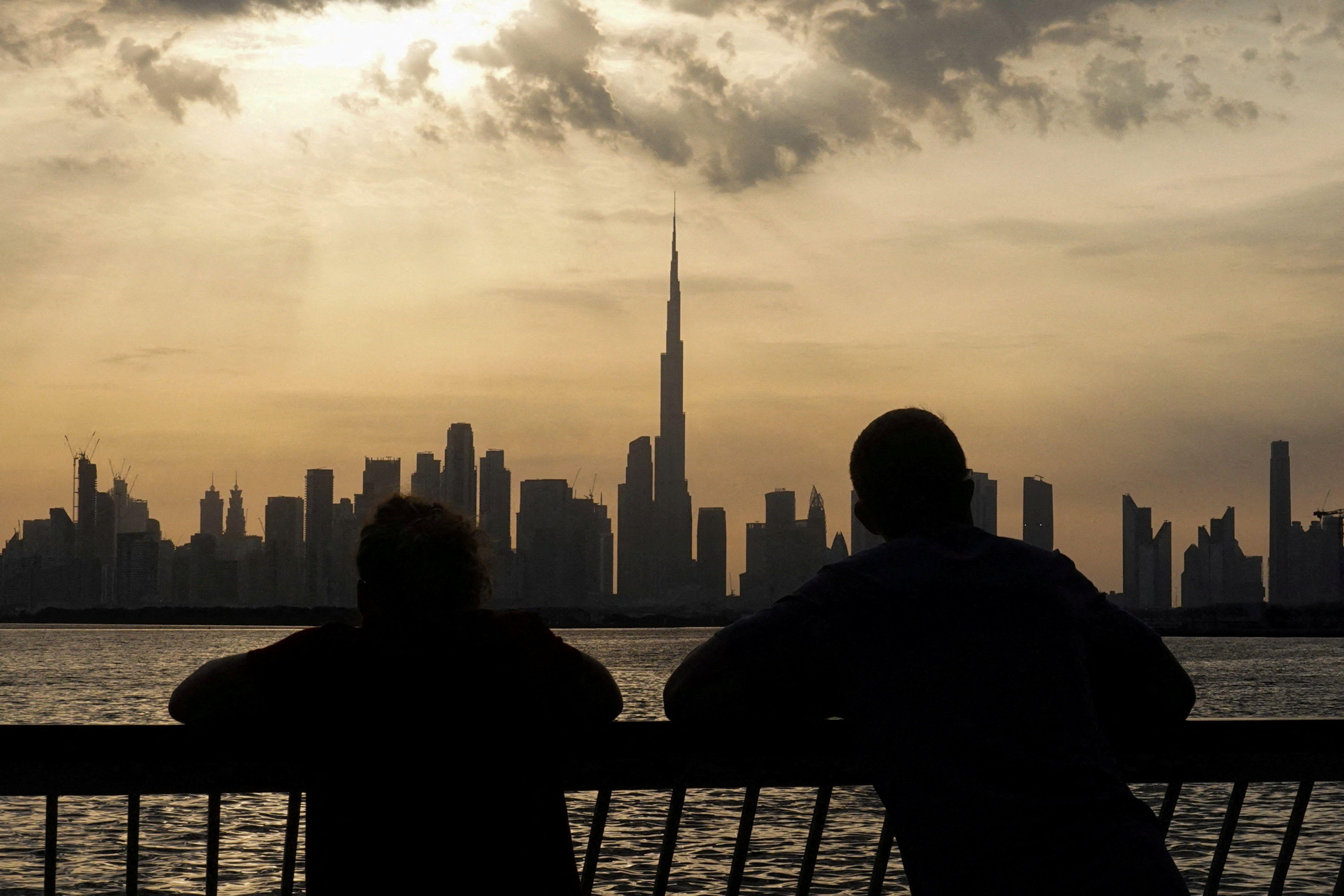 دبي عند غروب الشمس