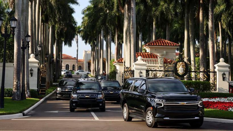 Coches blindados abandonan la residencia de Trump en Palm Beach, Florida.