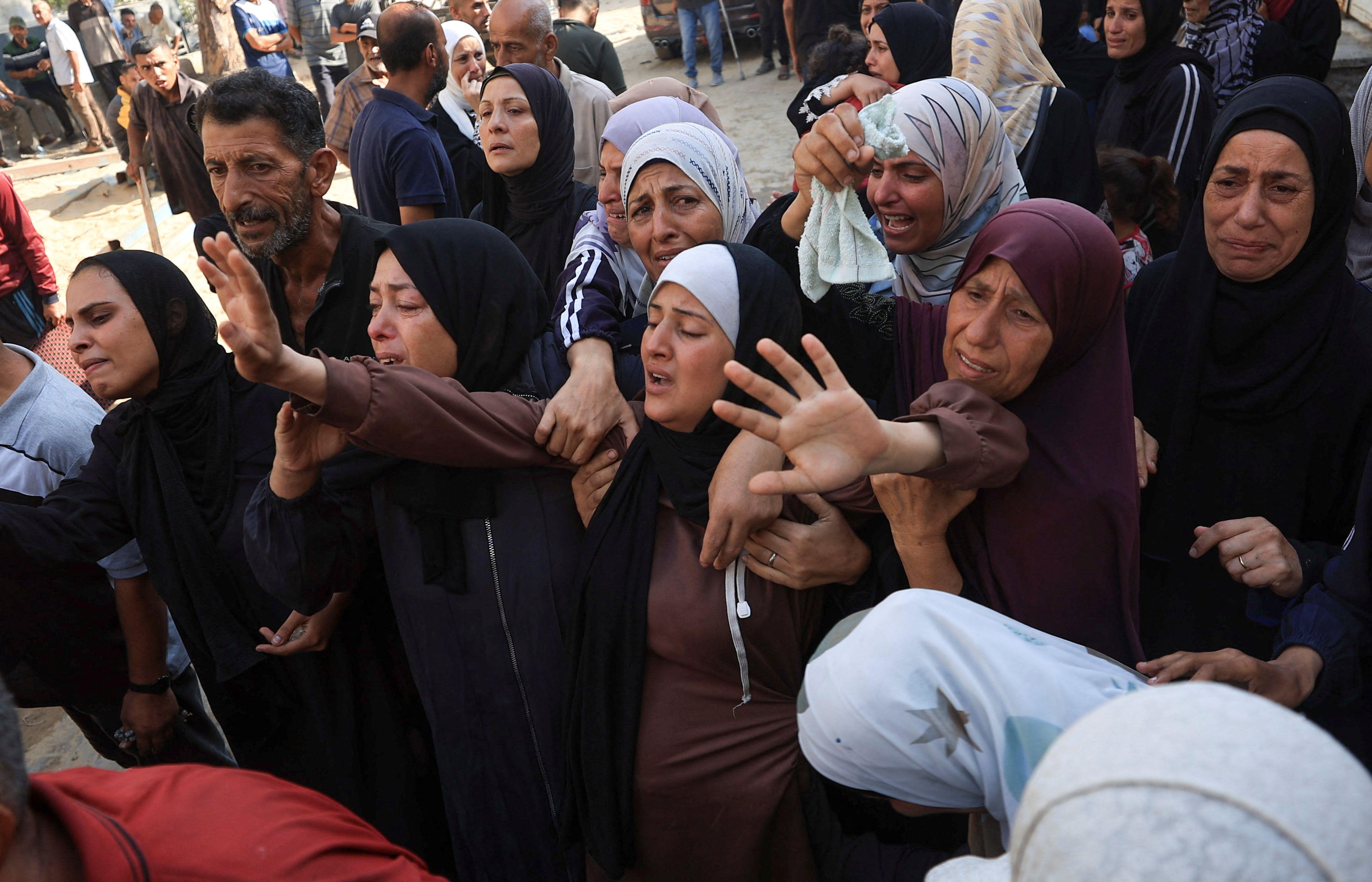 مقتل 15 فلسطينياً، بينهم ثلاثة صحفيين، في قصف إسرائيلي لمستشفى ناصر في خان يونس 5 سيدات يودعن ذويهن الذين قتلوا بنيران إسرائيلية أثناء محاولتهم تلقي المساعدة يوم الأحد وآخرين قتلوا في غارات ليلية، في مستشفى الشفاء في مدينة غزة، 25 أغسطس 2025.