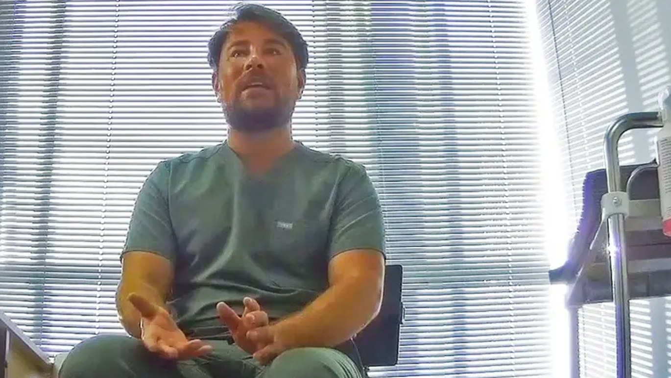 Ricky Sawyer, durante investiga&ccedil;&atilde;o com c&acirc;mera oculta da BBC em uma cl&iacute;nica tempor&aacute;ria em Londres