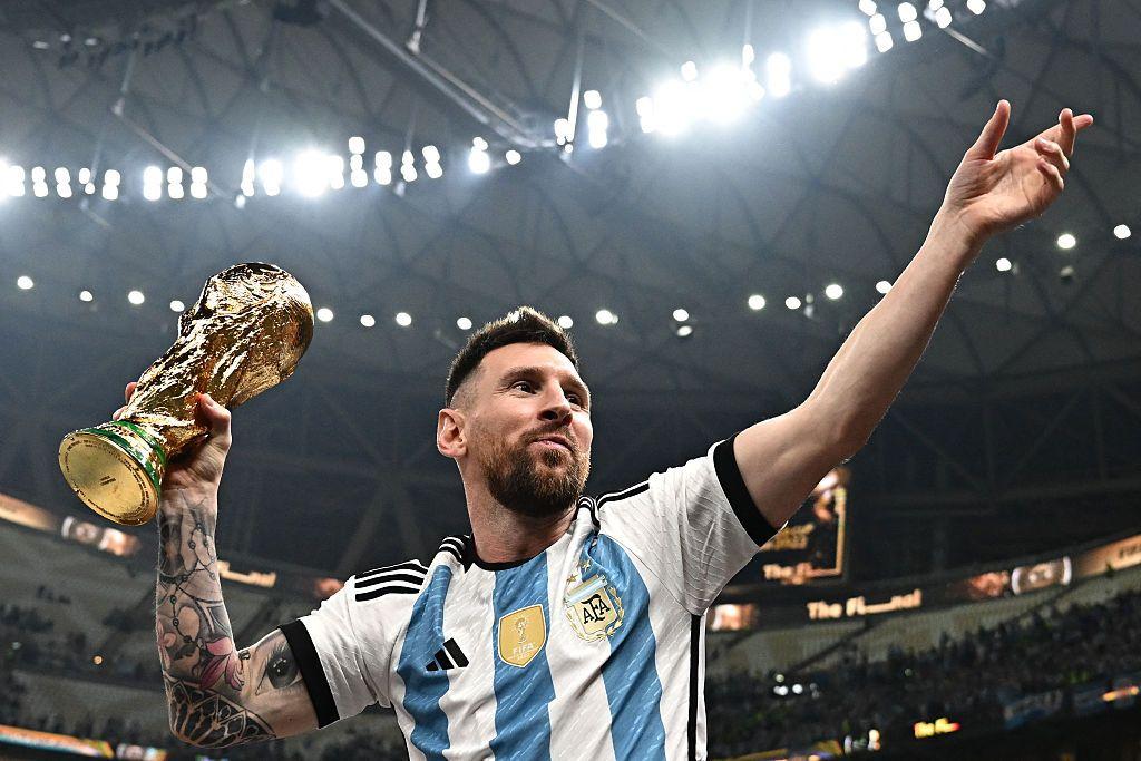 Leo Messi festeja con la Copa del Mundo 2022 en sus manos.