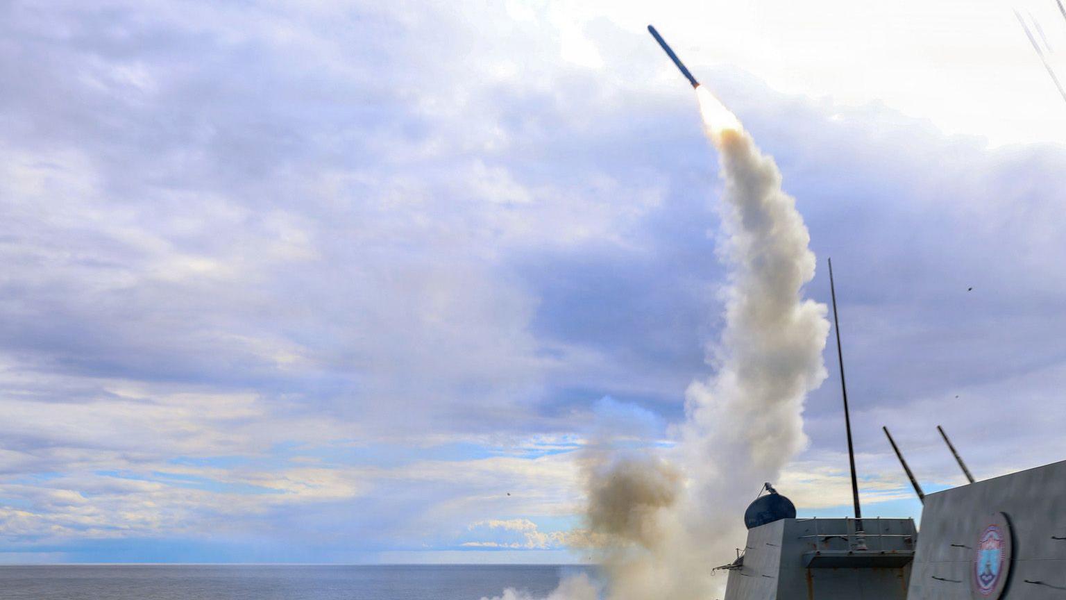美國海軍發布的資料照片顯示，阿利‧伯克級（Arleigh Burke-class）導彈驅逐艦「湯瑪斯・哈德納號」（USS Thomas Hudner，DDG‑116）發射一枚「戰斧」（Tomahawk）對陸攻擊巡弋飛彈。