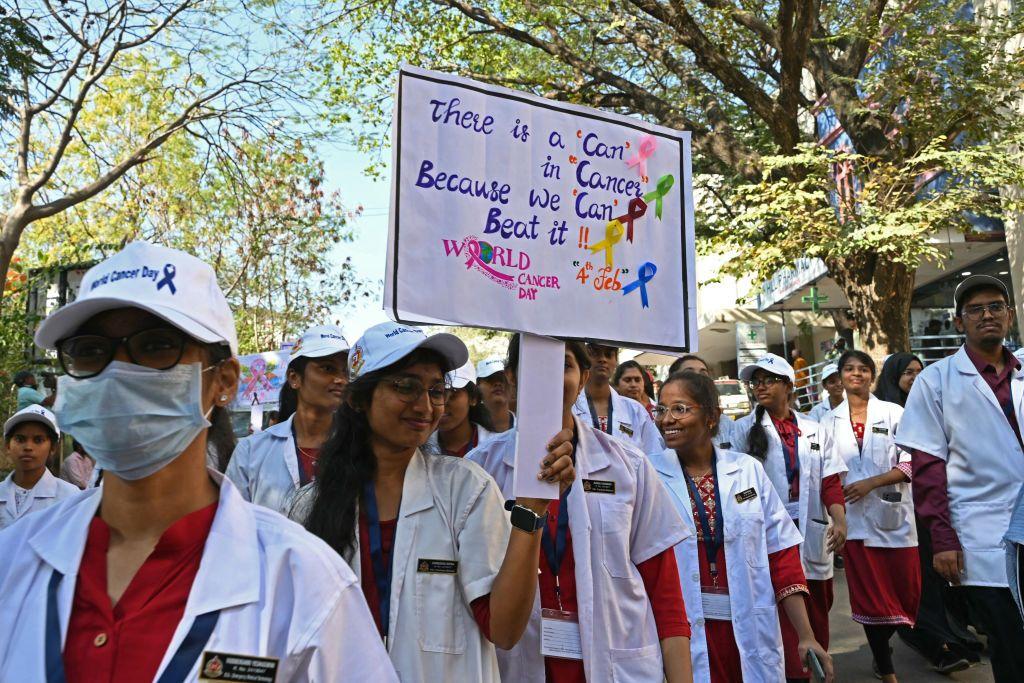 صورة تعود للرابع من فبراير من عام 2025 لطلاب من معهد نظام للعلوم الطبية في حيدر آباد في الهند يشاركون في مسيرة توعية بمرض السرطان بمناسبة "اليوم العالمي لمكافحة السرطان" 