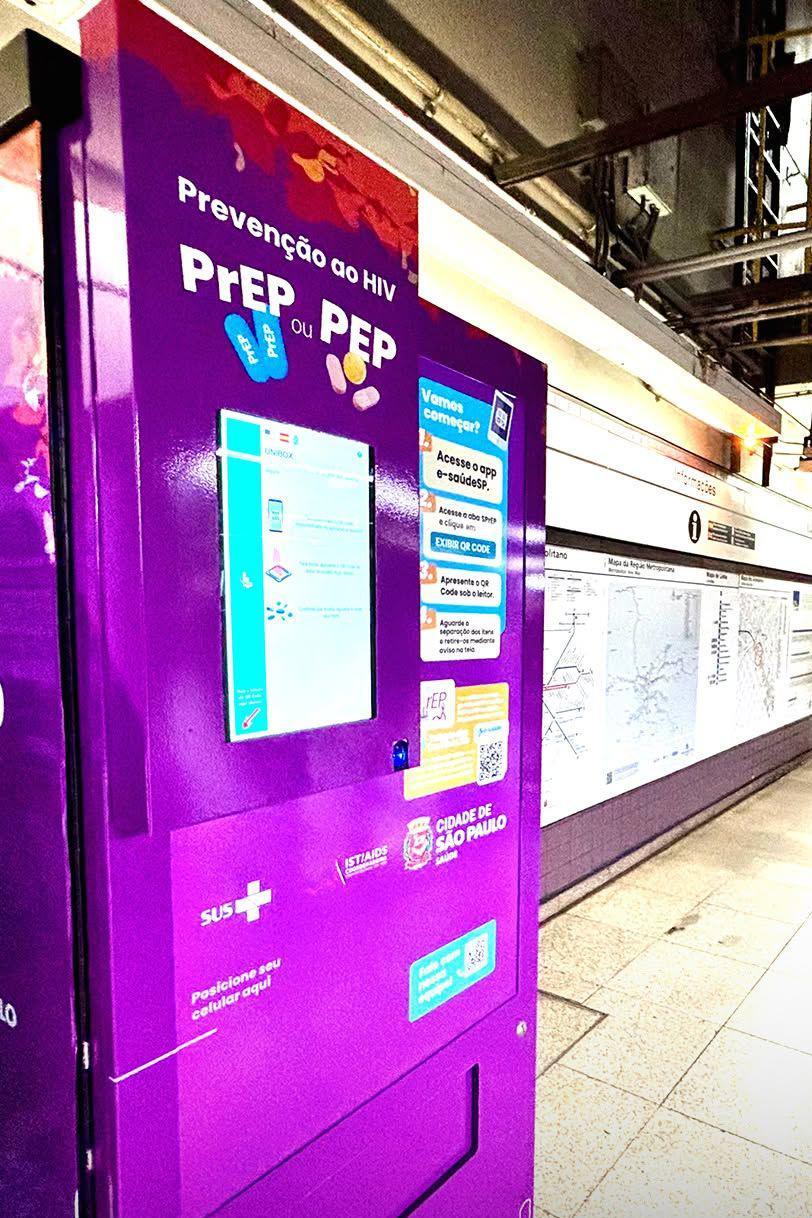 A imagem mostra uma m&aacute;quina autom&aacute;tica de distribui&ccedil;&atilde;o de medicamentos para preven&ccedil;&atilde;o do HIV instalada em uma esta&ccedil;&atilde;o de metr&ocirc; de S&atilde;o Paulo. Com acabamento roxo e identifica&ccedil;&atilde;o da Prefeitura de S&atilde;o Paulo e do SUS, o equipamento exibe instru&ccedil;&otilde;es para retirada de PrEP e PEP por meio do aplicativo e-sa&uacute;deSP e de um QR Code.