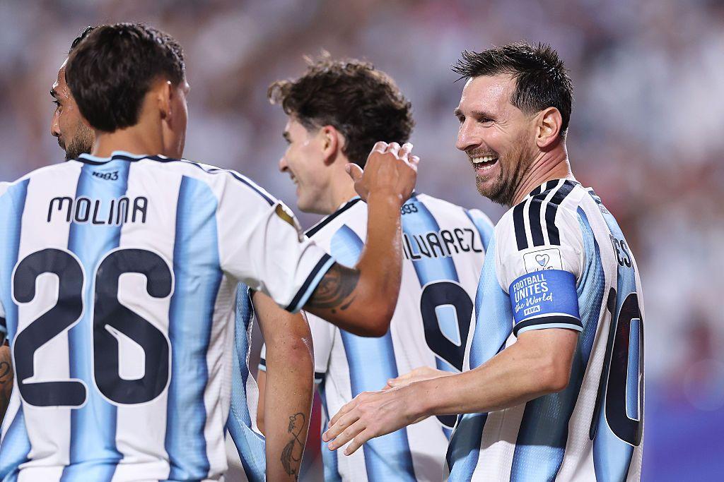 Lionel Messi celebra con sus compañeros tras marcar el tercer gol de Argentina ante Argelia, el 16 de junio de 2026 en Kansas City, Misuri. 