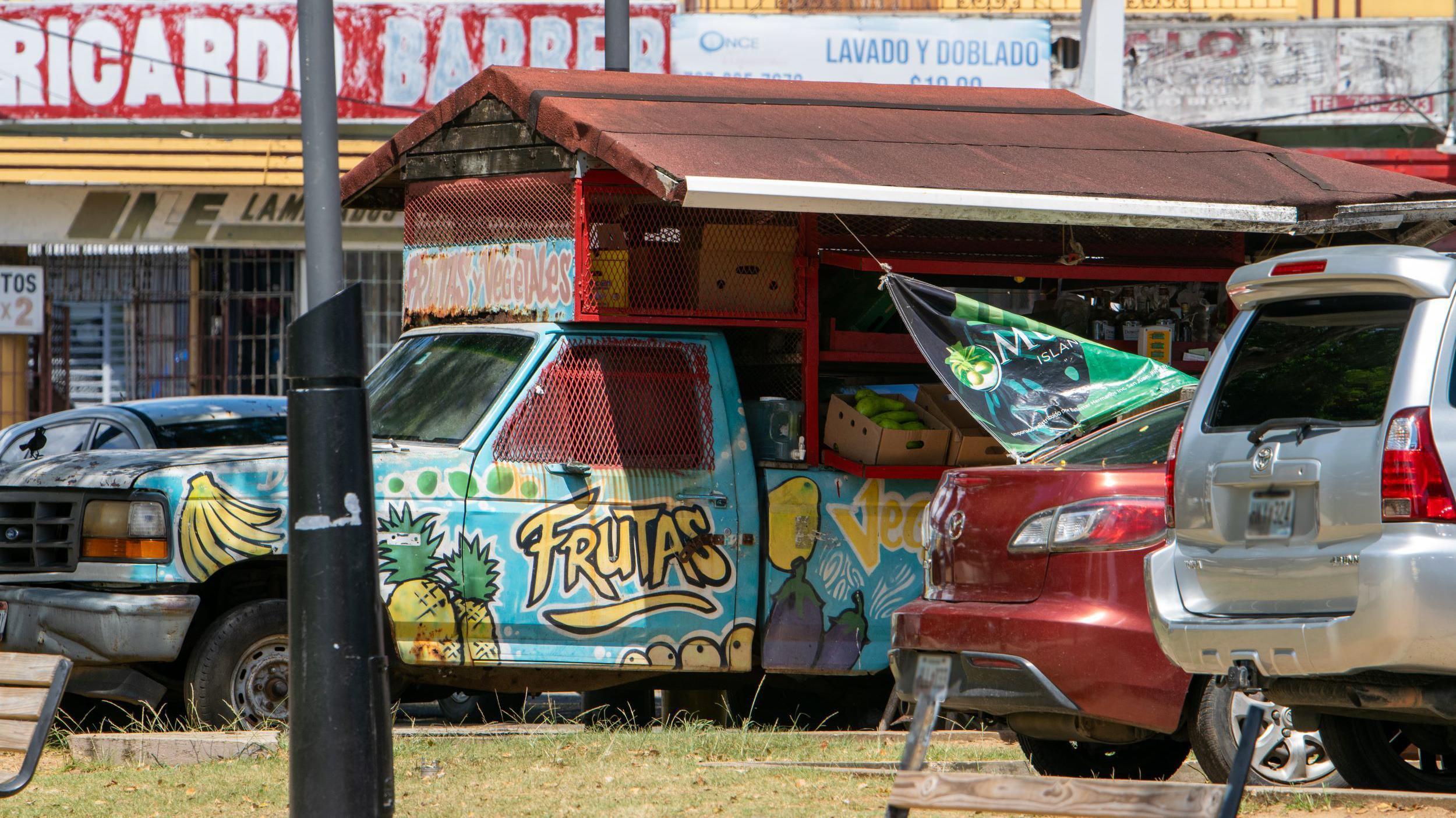 Puesto de venta de frutas en barrio obrero, San Juan, Puerto Rico