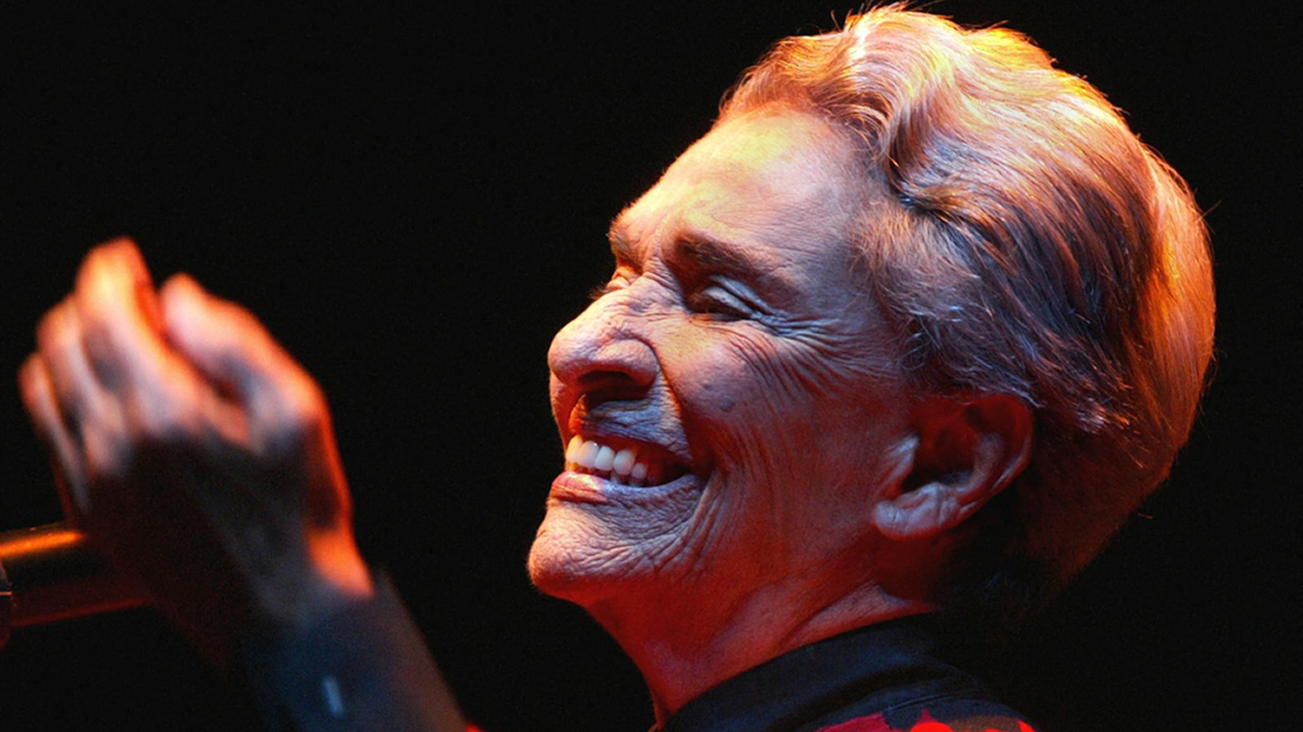 Chavela Vargas sonríe