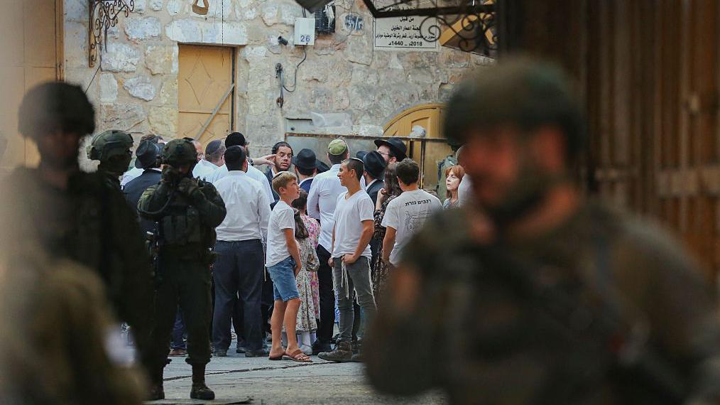 مجموعة من المستوطنين الإسرائيليين اقتحمت حياً فلسطينياً في البلدة القديمة بالخليل تحت حماية من الجيش الإسرائيلي في وقت سابق من أغسطس/آب الحالي