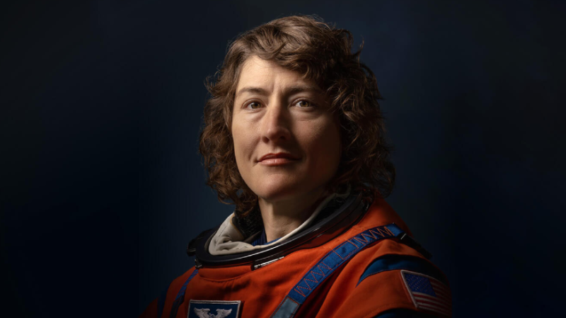 Foto oficial de la astronauta Christina Koch