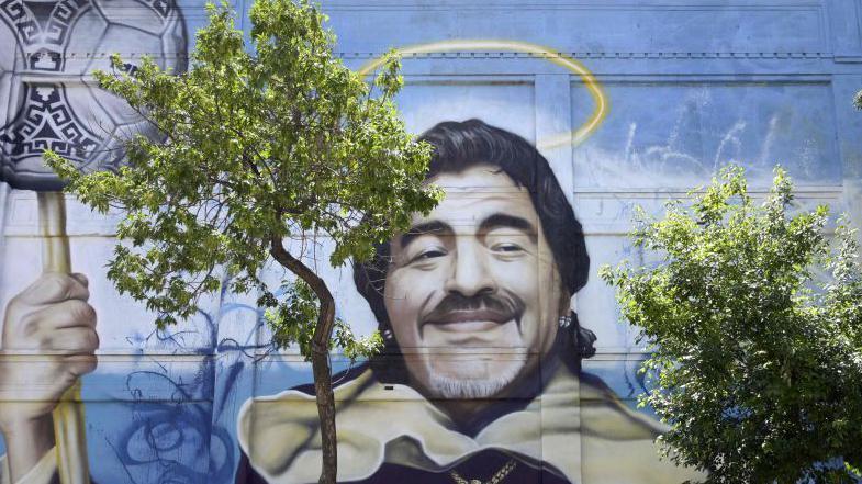 Imagen de Maradona en un mural. 