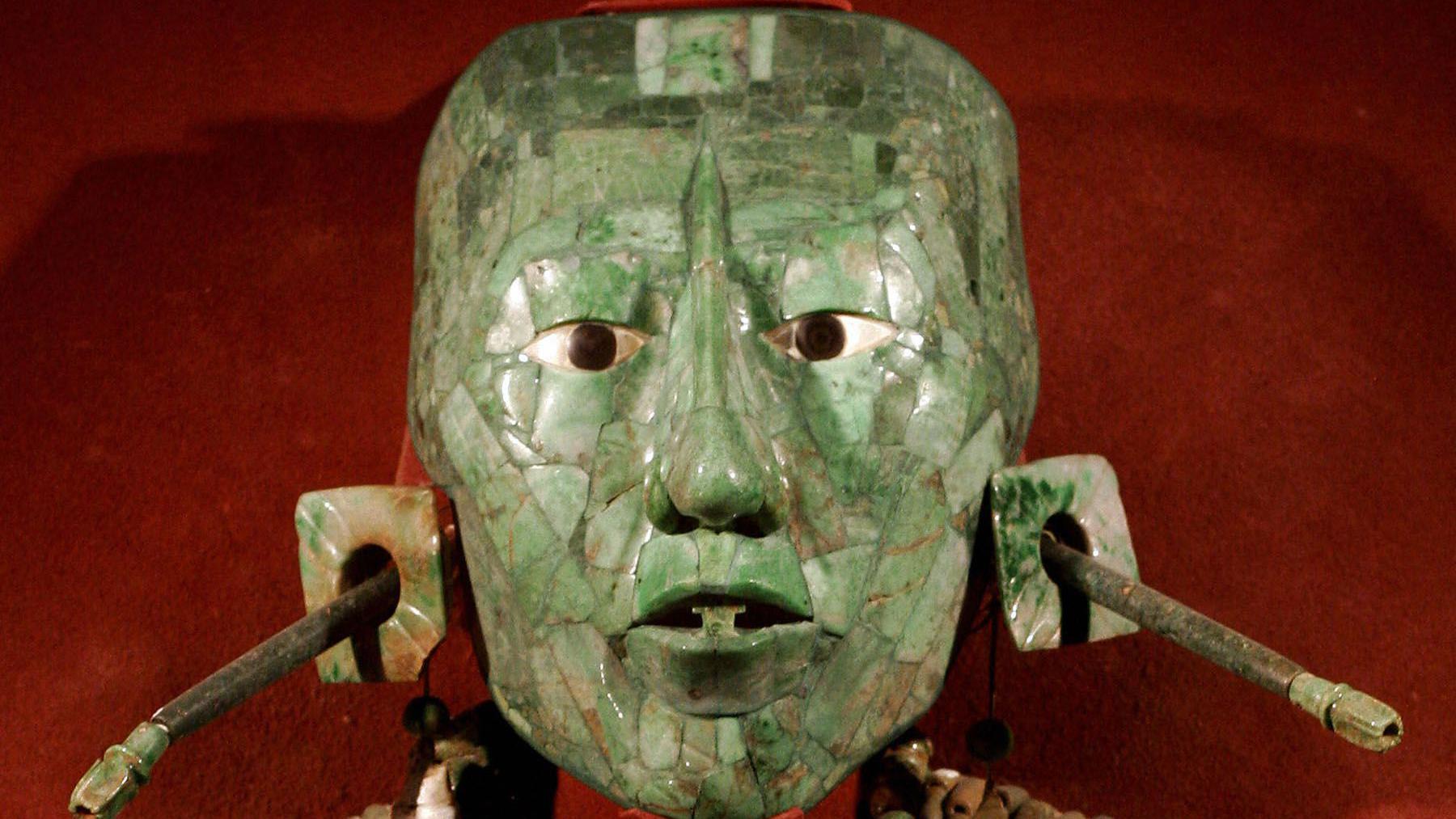 Máscara mortuária de jade do rei Pakal, um dos tesouros arqueológicos roubados do Museu Nacional de Antropologia da Cidade do México, em 1985