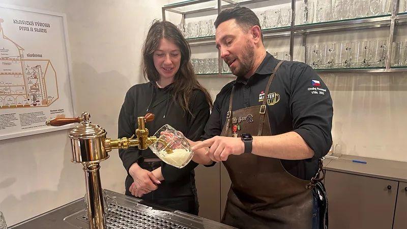 Um homem servindo um copo de cerveja em uma torneira