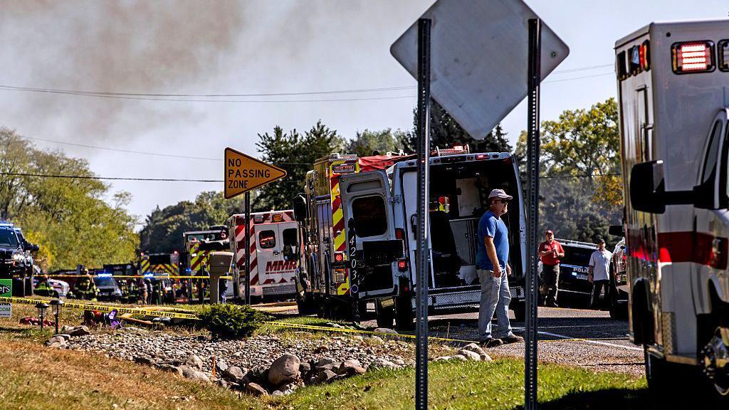 Ambulancias en las afueras de la Iglesia atacada en Michigan. 