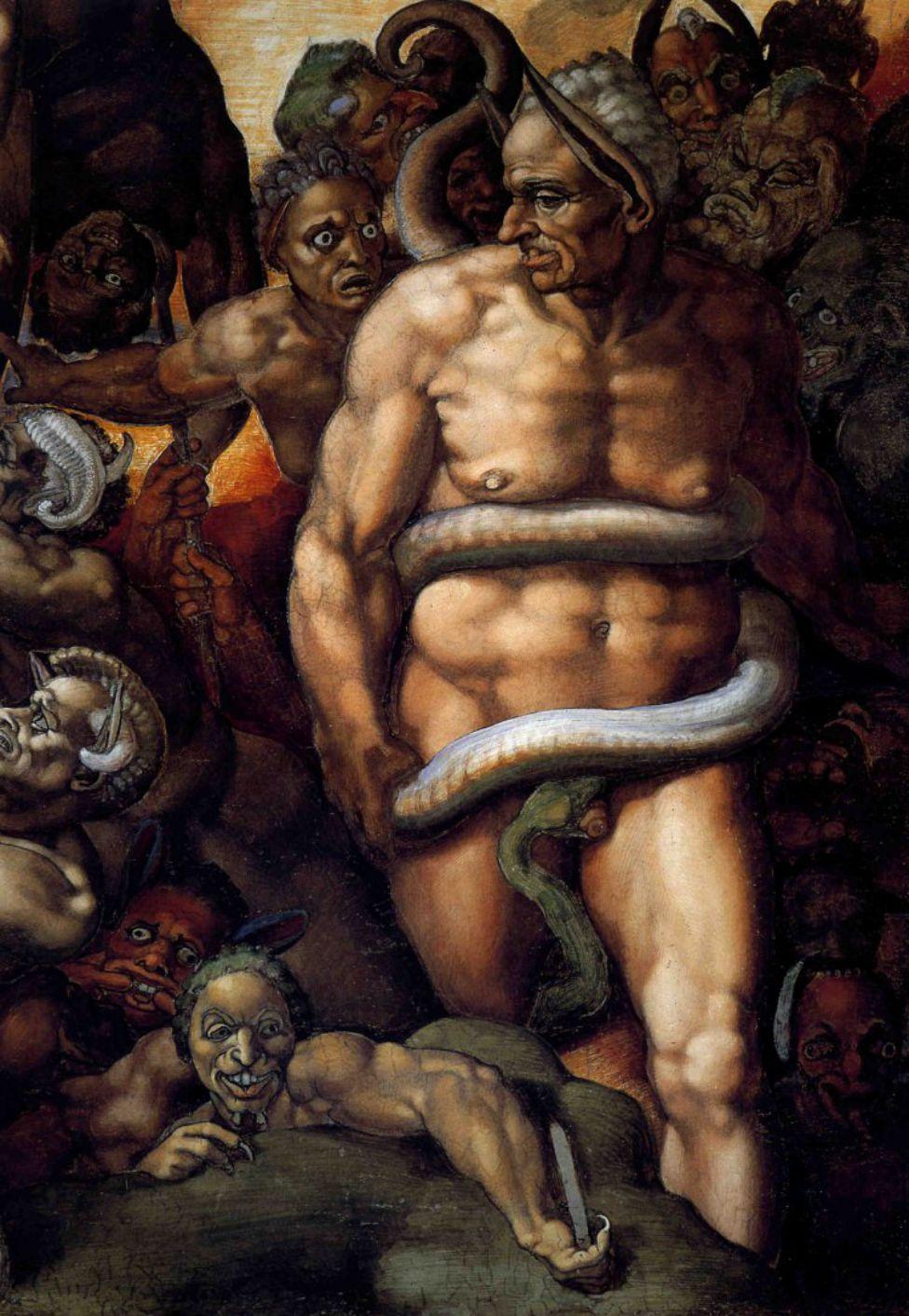 Hombre maduro con serpiente enrollada