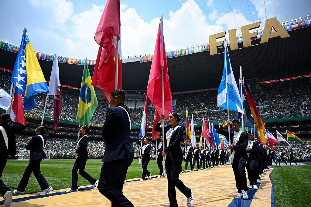 Pessoas carregam bandeiras de diferentes pa&iacute;ses durante a cerim&ocirc;nia de abertura da Copa do Mundo da FIFA 2026, na Cidade do M&eacute;xico, em 11 de junho de 2026.