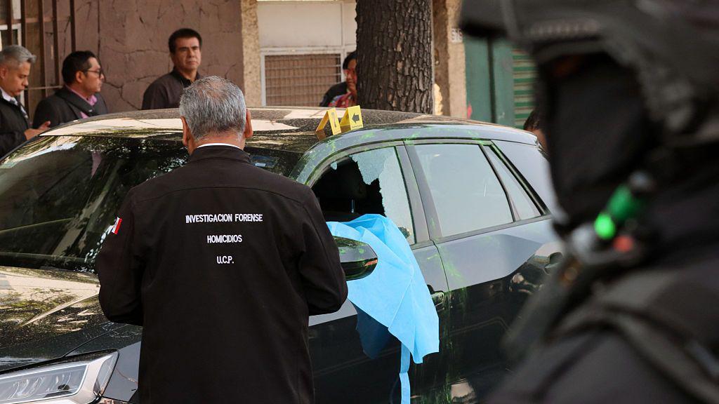 Forenses examinan el vehículo atacado