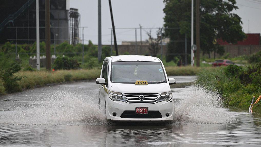 Camión cruzando una zona inundada