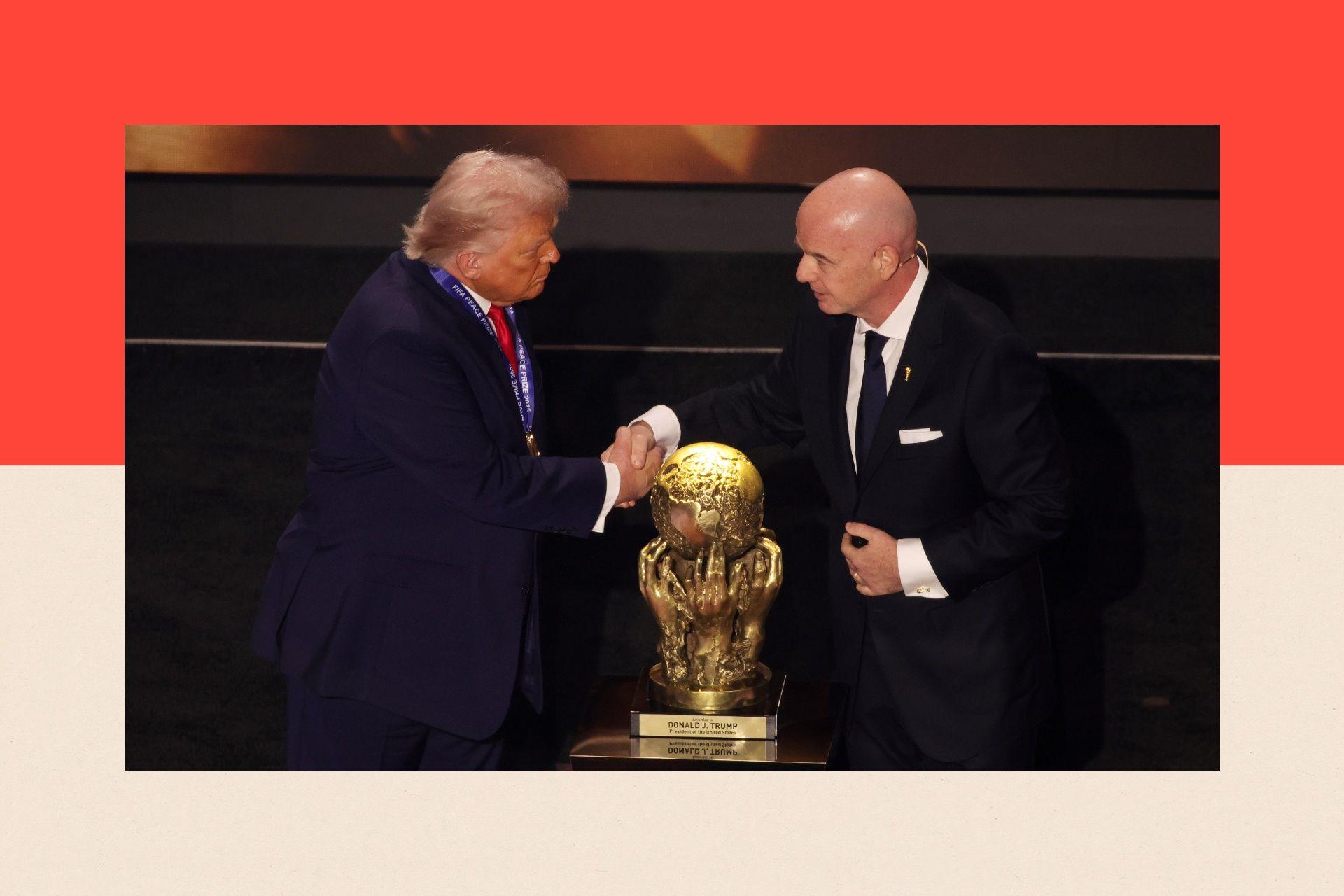도널드 트럼프에게 FIFA 회장 잔니 인판티노가 제1회 FIFA 평화상을 수여한 뒤 악수하고 있다