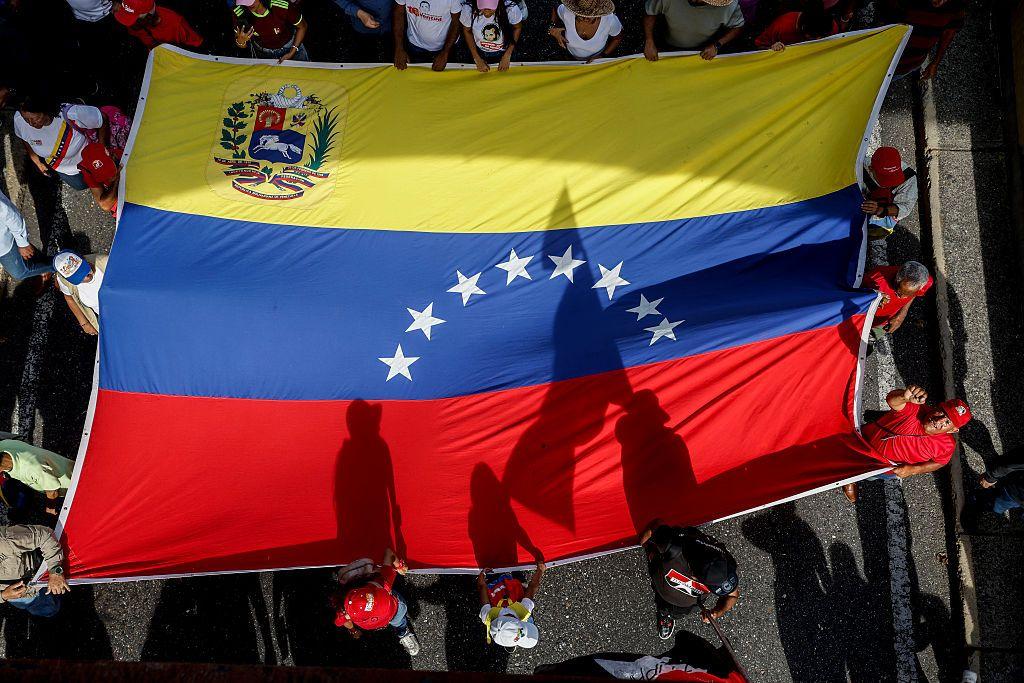 Una bandera venezolana gigante en una manifestación.