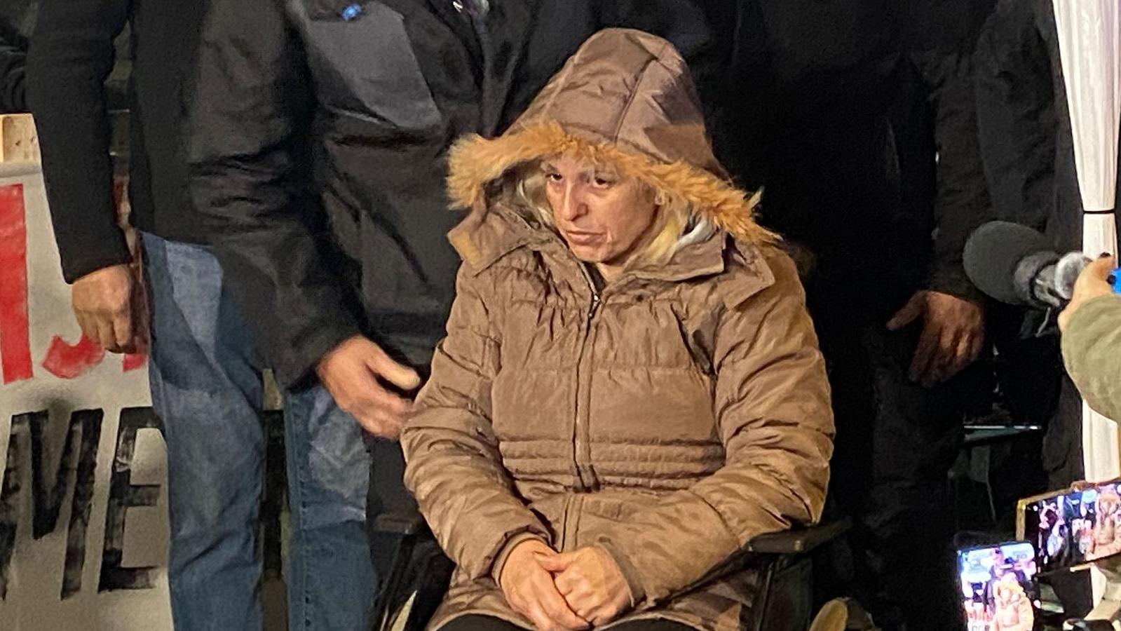 Dijana Hrka 14. dana štrajkuje glađu u Beogradu, tražeći istinu o sinu i još 15 ljudi koji su poginuli u padu nadstrešnice u Novom Sadu. U smeđoj jakni, vidno malaksala, sedi u invalidskim kolicima