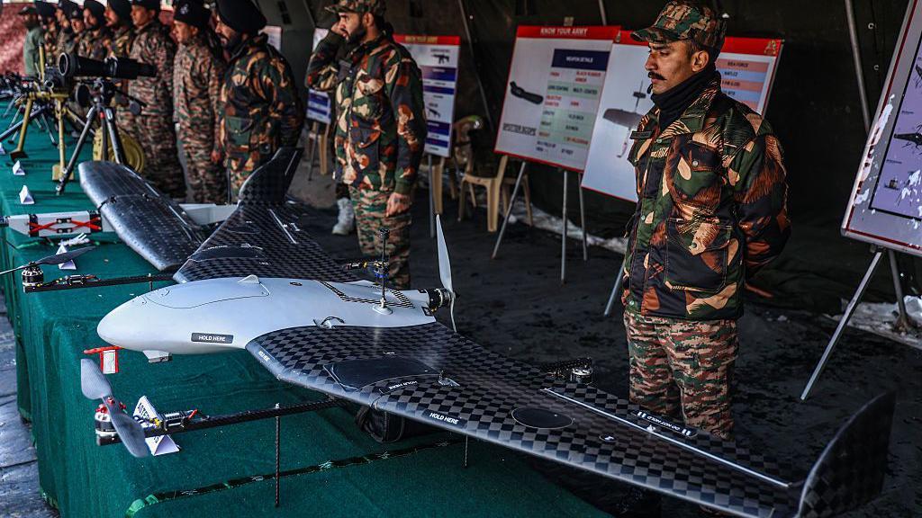انڈین فوج نے 25 جنوری کو انڈیا کے زیرِ انتظام جموں و کشمیر میں آپریشن سندور کے دوران استعمال ہونے والے ہتھیاروں کی نمائش کی۔ ڈرون اب جنوبی ایشیا کے تنازعات میں مرکزی کردار ادا کر رہے ہیں۔