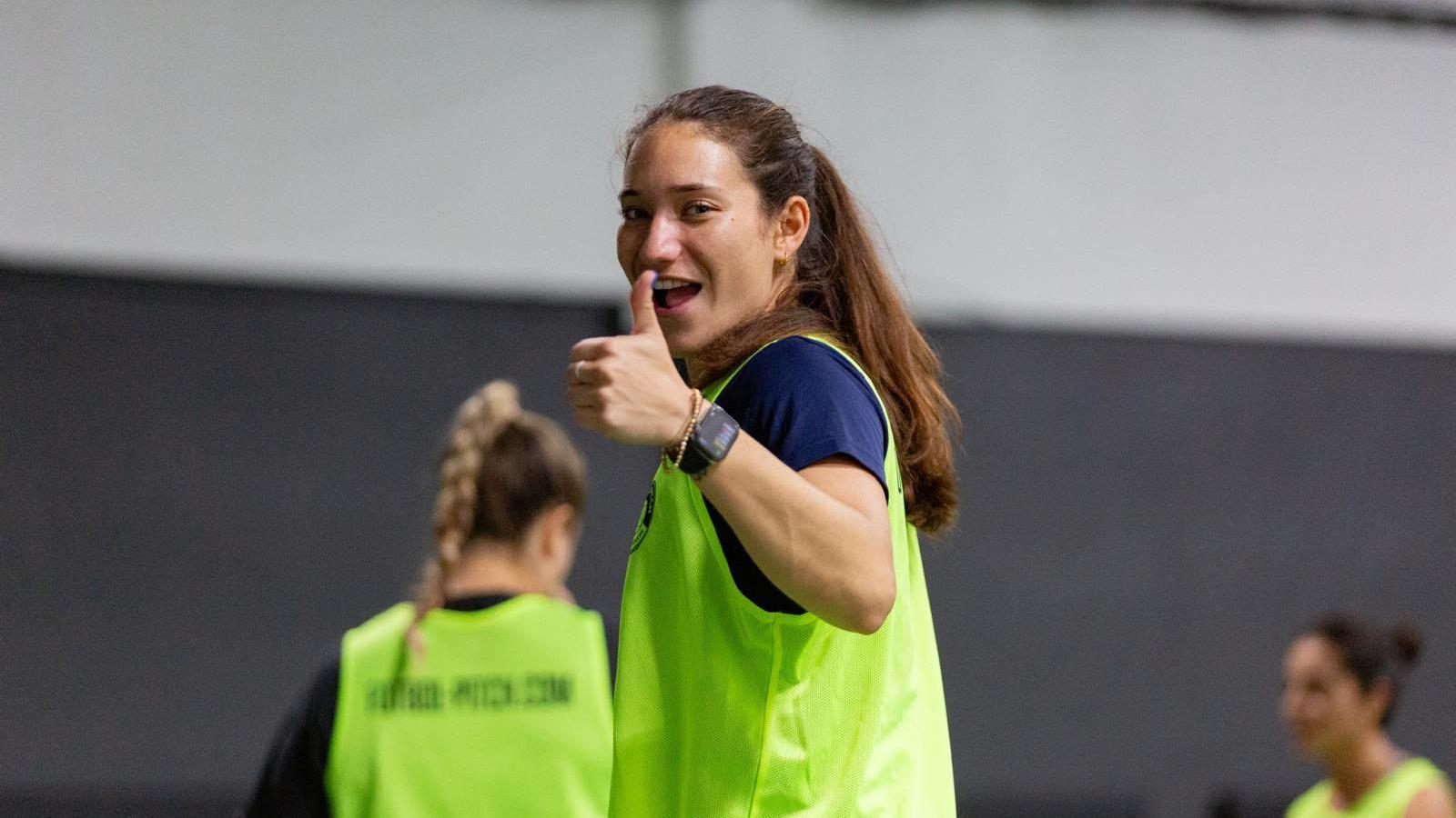 Claudia Rodríguez sonríe a cámara mientras levanta el pulgar, vestida con ropa de fútbol.