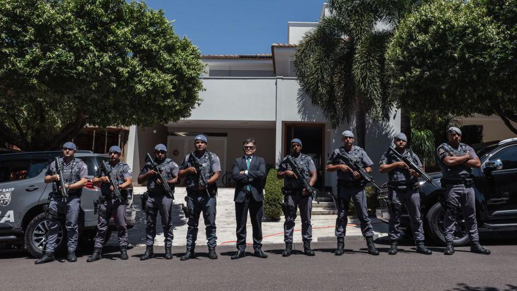 Gakiya no meio de oito policiais militares em frente à casa onde vive, em Presidente Prudente (SP). 