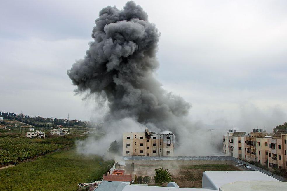 دخان يتصاعد جراء القصف