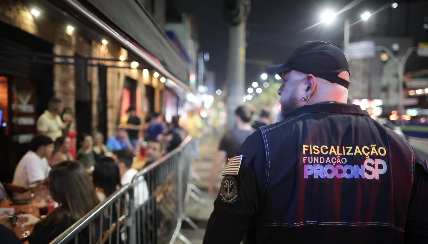 Fiscal do Procon caminha em direção a bar em São Caetano, em operação de fiscalização à noite