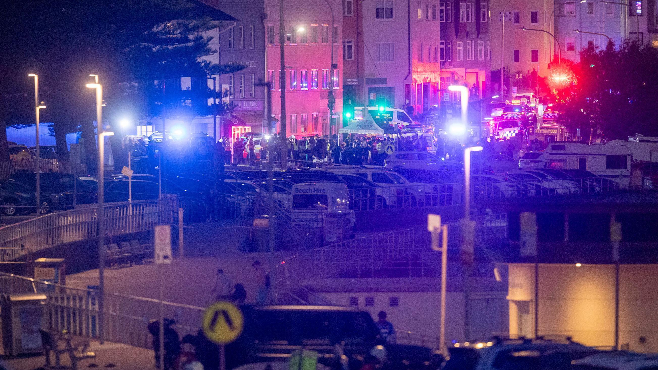 入夜後遠眺悉尼邦迪海灘外圍駐滿警察與救護人員和車輛（14/12/2025）