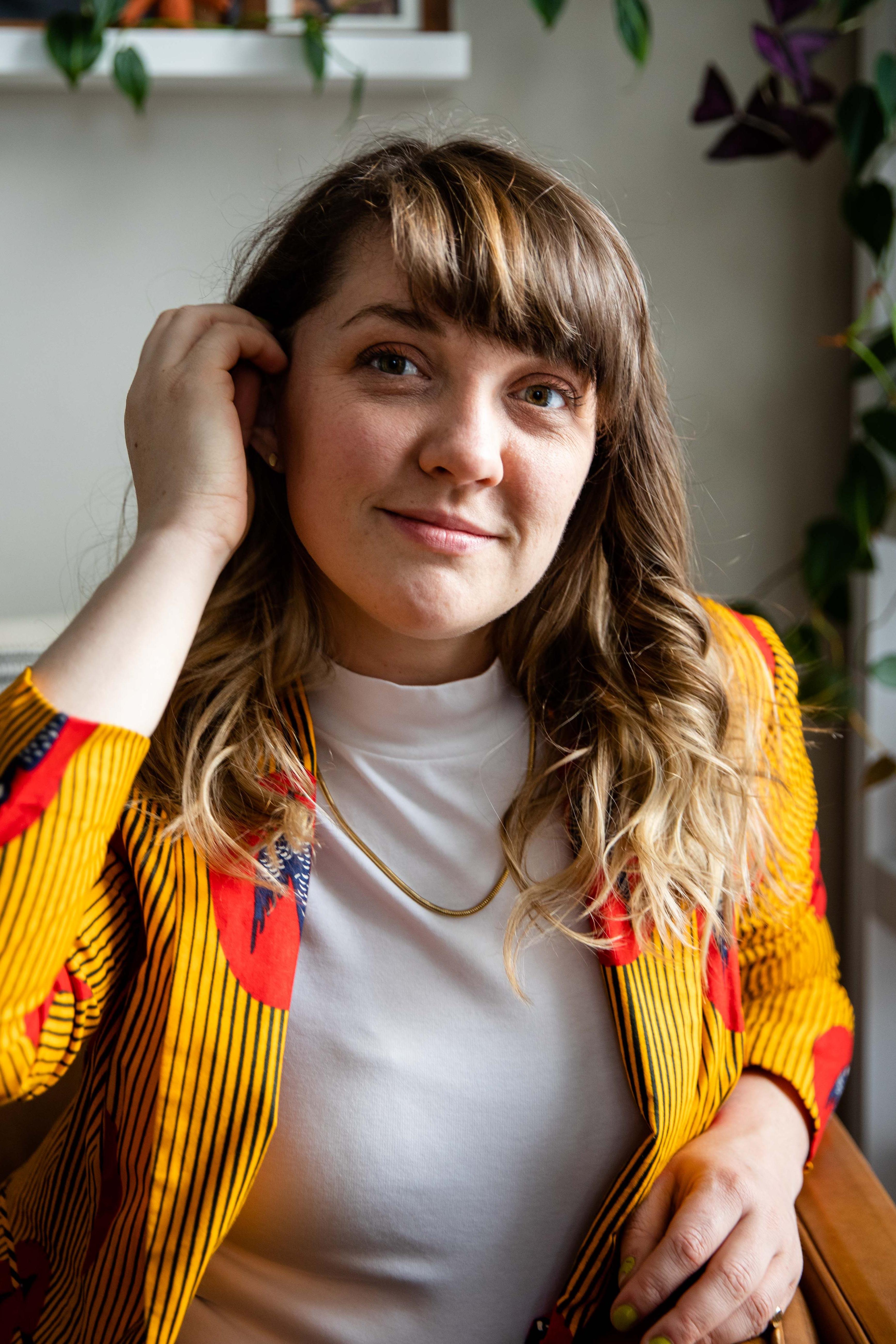 Amanda Mustard mirando a la cámara.


