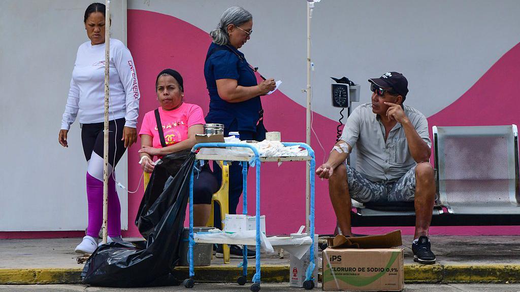 Pessoas sendo atendidas na rua em Mor&oacute;n, no Estado de Carabobo, Venezuela