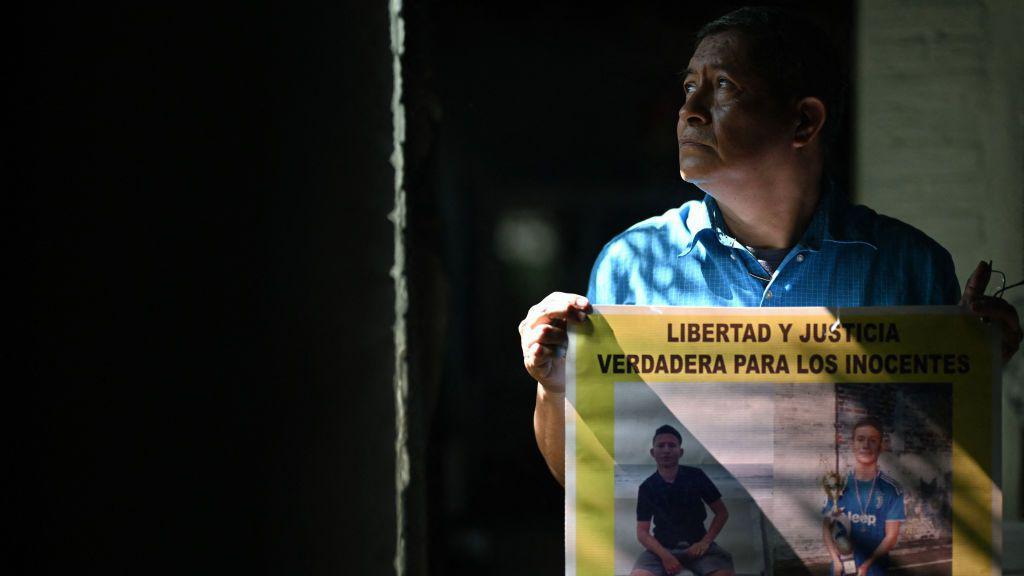 Reynaldo Santos Vanegas mostra um cartaz com fotos do seu filho Jonathan Santos Castillo, preso durante o estado de emerg&ecirc;ncia decretado pelo governo salvadorenho para combater um grupo criminoso, durante entrevista em Soyapango, no dia 25 de outubro de 2024