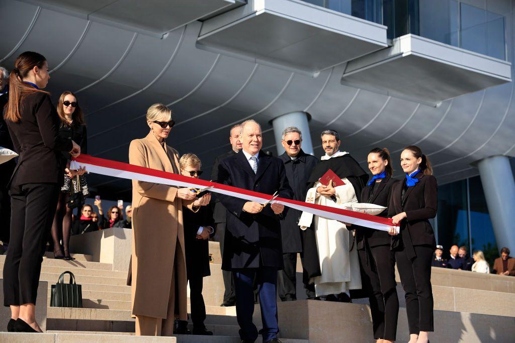 El príncipe Alberto II de Mónaco (centro) corta la cinta junto a la princesa Charlene de Mónaco (izq.) y el príncipe Jacques (centro) durante la inauguración del nuevo distrito «Mareterra» en Mónaco, el 4 de diciembre de 2024.