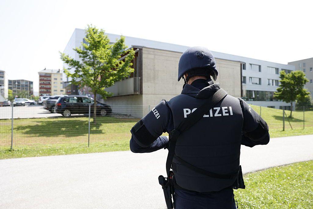 Un policía frente a la escuela atacada en Graz.
