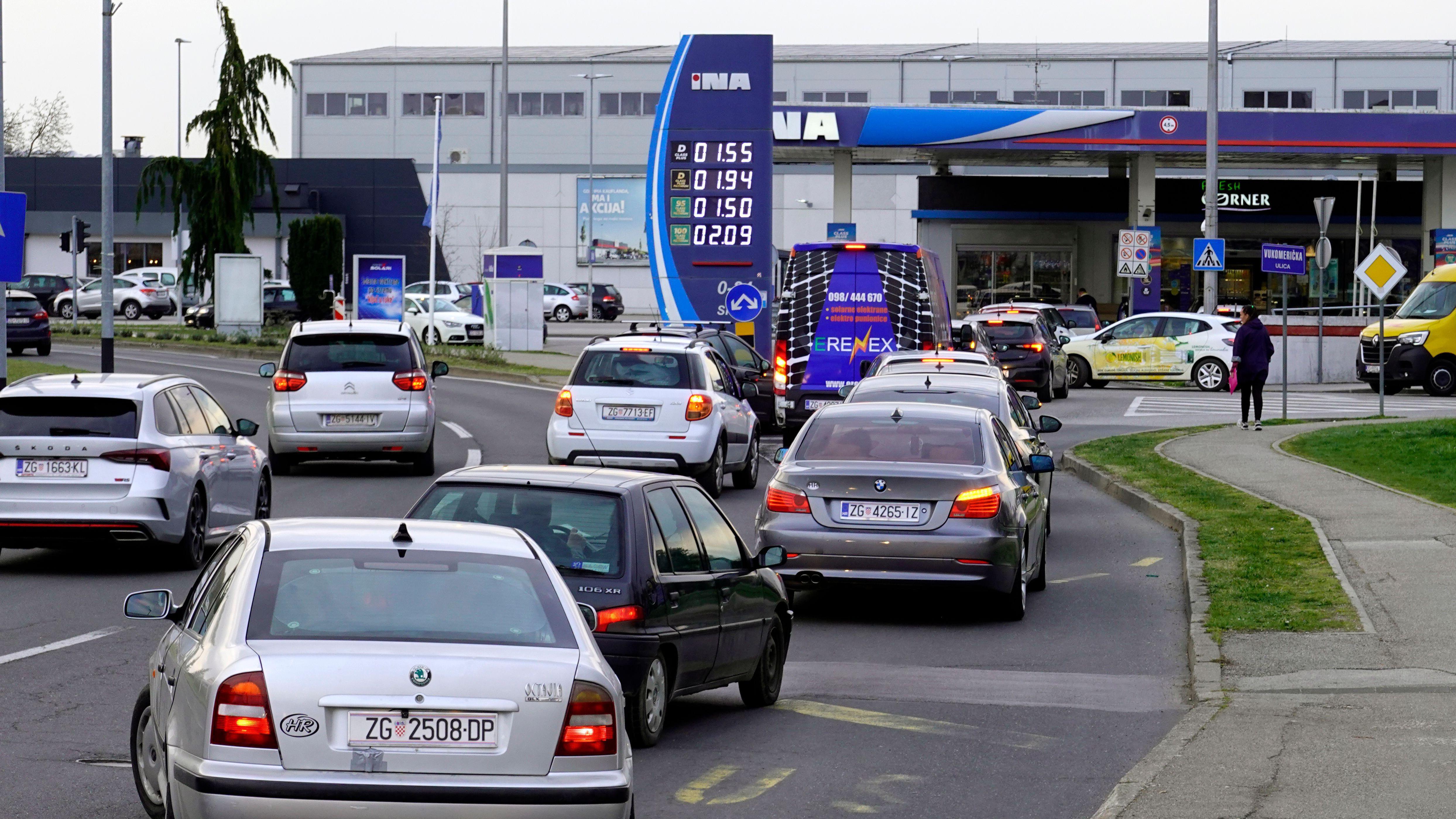 Cene goriva na Balkanu: Novo poskupljenje u Srbiji, problem i vodostaj Dunava 3 Gužva na pumpi u Hrvatskoj