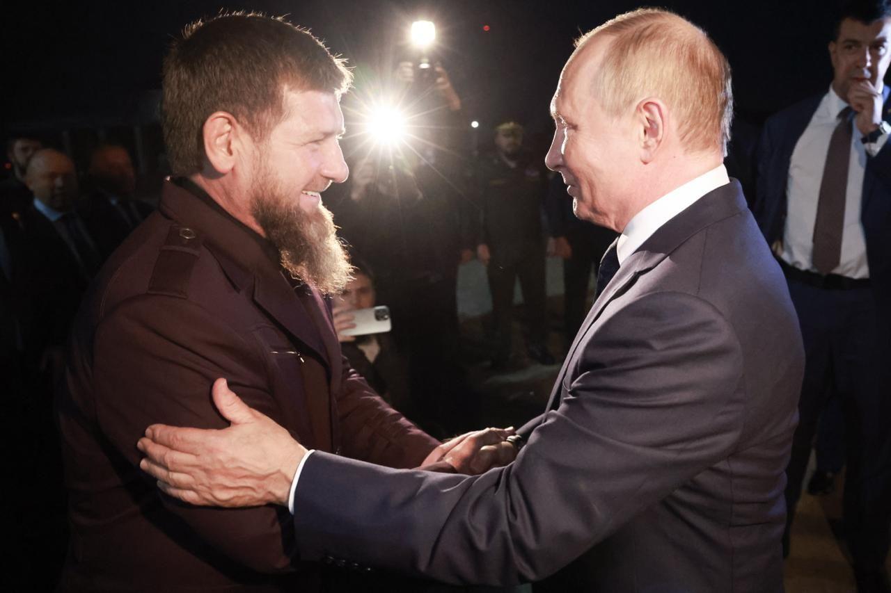 Рамзан Кадиров і Володимир Путін у Чечні, 2024 рік: дивляться один на одного, посміхаючись, і тиснуть руку