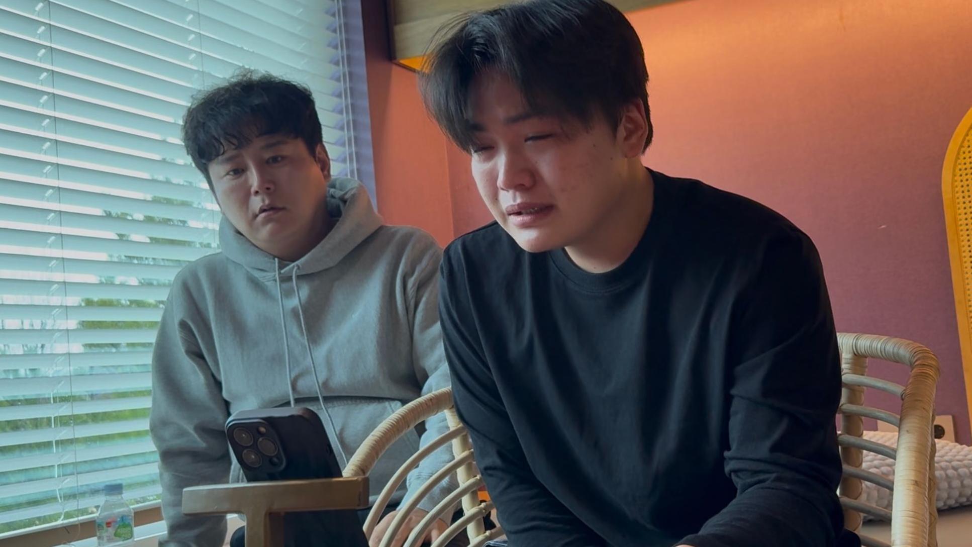 一張金城的照片；他是一名 21 歲、逃往首爾的朝鮮難民，剛得知母親可能很快就會從中國監獄被遣返回朝鮮；他的養父坐在他身後。