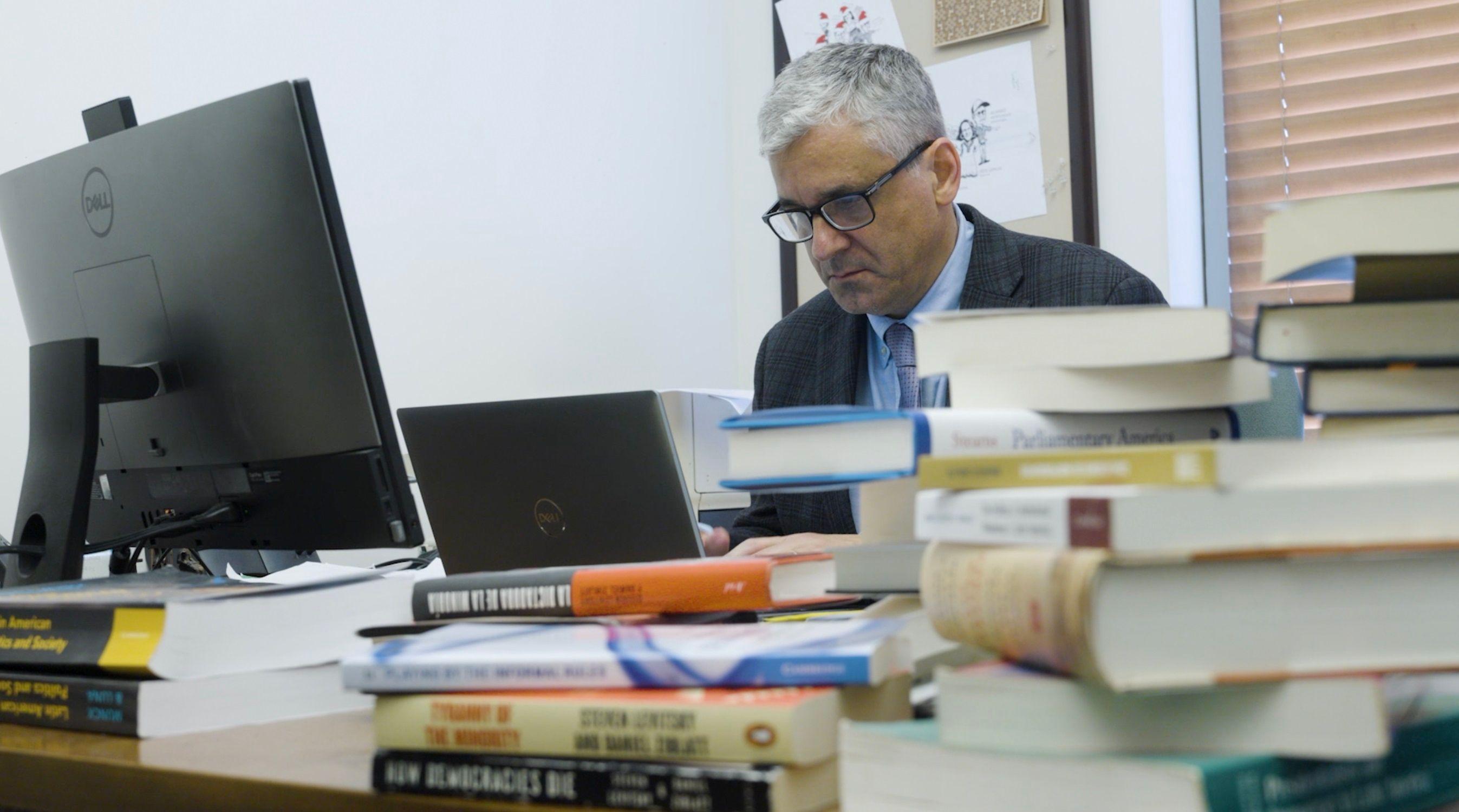 أزمة طلاب هارفارد الأجانب: الخوف والقلق ومعركة من أجل حرية التعليم الأكاديمي 4 أستاذ العلوم الحكومية في هارفارد ستيف ليفيتسكي