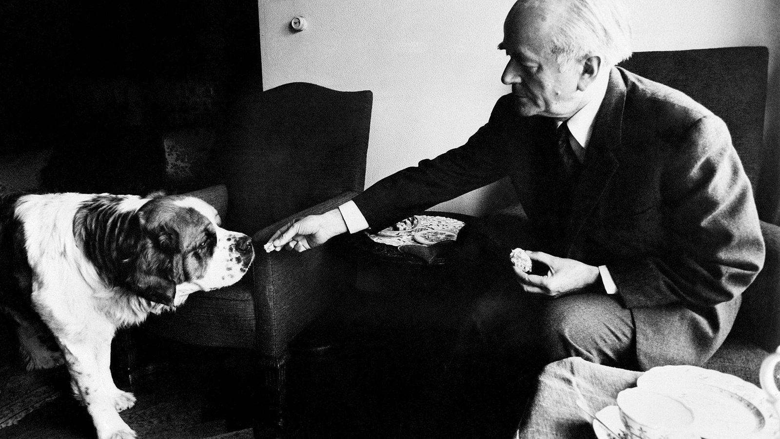 Speer köpeğine yiyecek verirken.