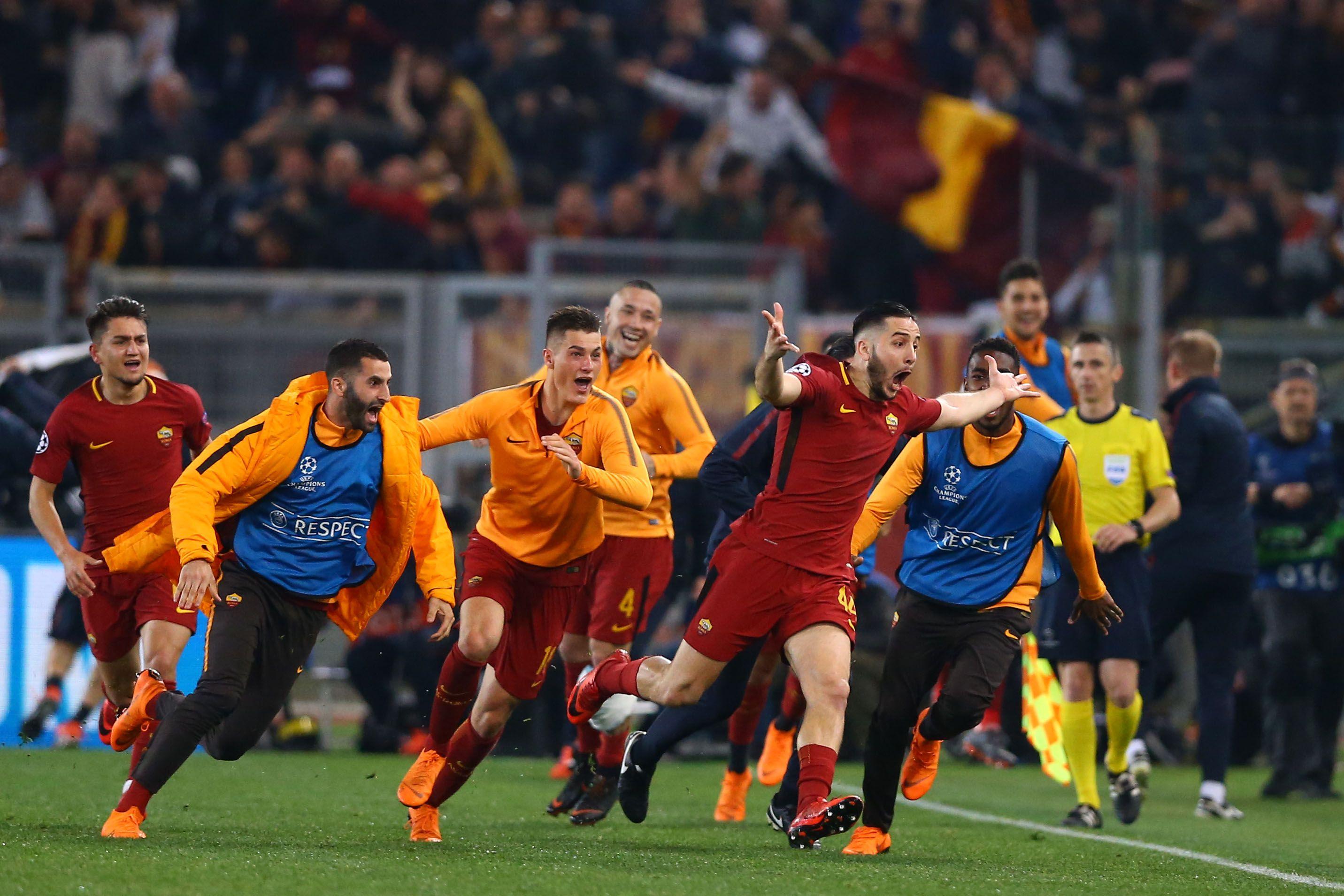 مدافع روما كوستاس مانولاس يحتفل بتسجيل هدف التأهل في شباك برشلونة