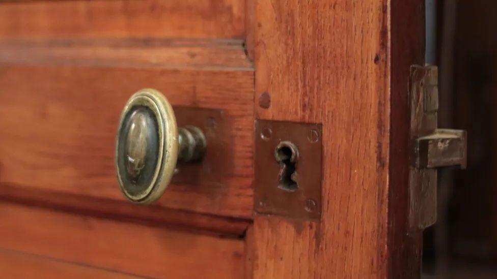 Una imagen cercana del pomo de una puerta