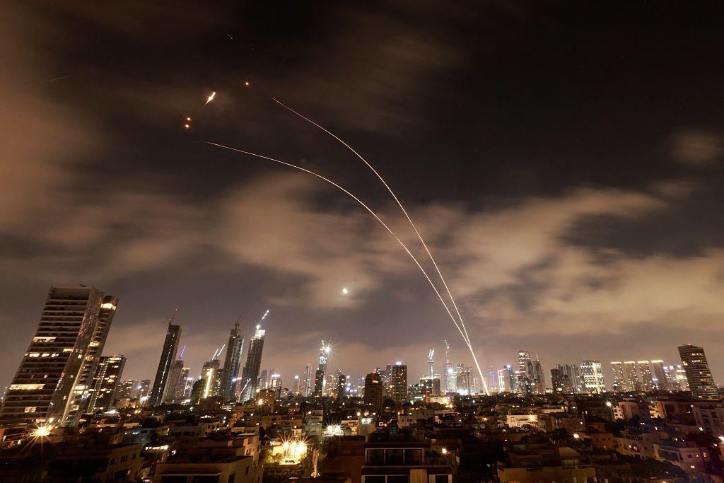 Los sistemas de defensa aérea israelíes se activan para interceptar misiles iraníes sobre la ciudad israelí de Tel Aviv el 18 de junio de 2025.